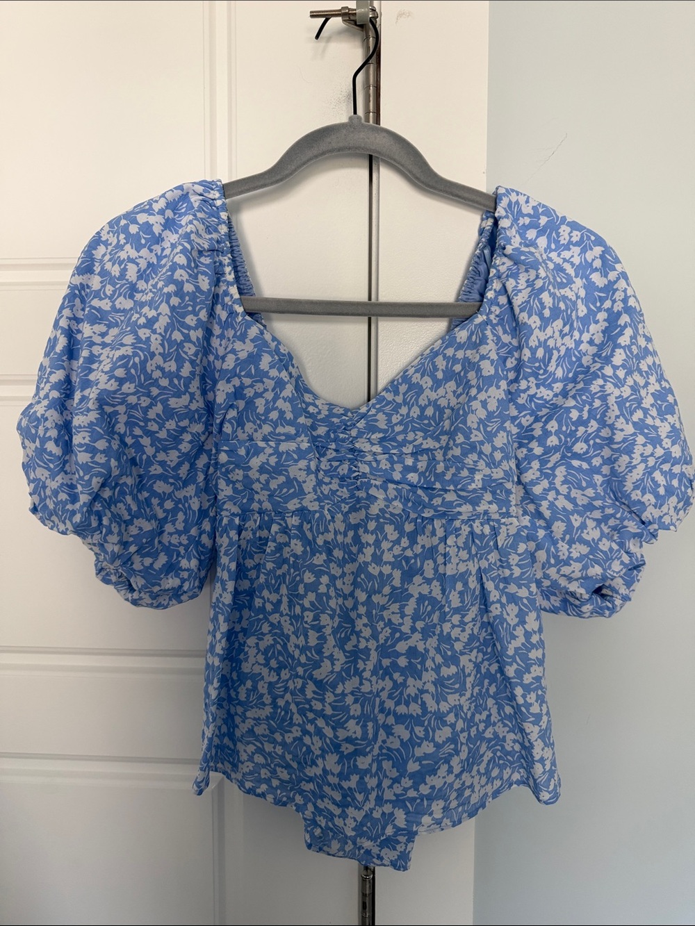 Free the Roses Blue Floral Puff-Sleeve Open Back Top - Sz Small